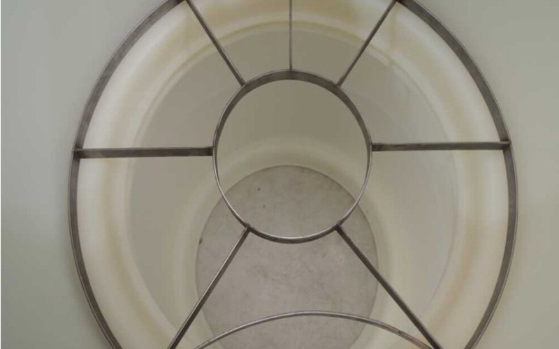 Bezpečnostní nerezový rošt do vstupního komínku ROTO nádrží